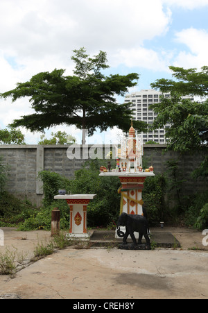Es ist ein Foto von einem kleinen typischen Tempel Personen in Thailand in der Nähe von ihrem Haus oder Büro Gebäude hat. Dieser ist in der Nähe von Bangkok Stockfoto