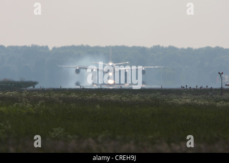 Landung Airbus 340 mit Mirage im Bereich manövrieren, Deutschland, Bayern Stockfoto