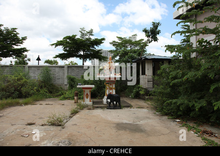 Es ist ein Foto von einem kleinen typischen Tempel Personen in Thailand in der Nähe von ihrem Haus oder Büro Gebäude hat. Dieser ist in der Nähe von Bangkok Stockfoto