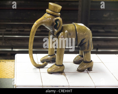 Tom Otterness Leben unterirdischen Skulpturen in New Yorker u-Bahn Stockfoto