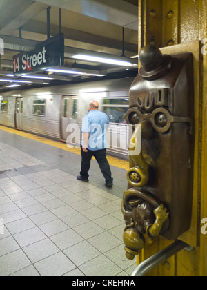 Tom Otterness Leben unterirdischen Skulpturen in New Yorker u-Bahn Stockfoto
