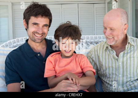 Drei Generationen von Männern auf sofa Stockfoto