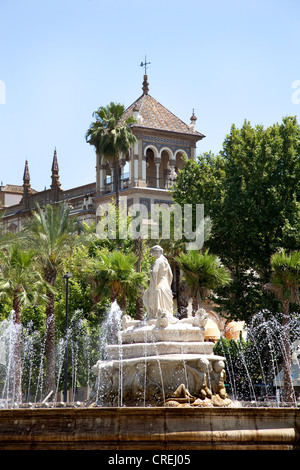 Brunnen auf dem Platz Puerta de Jerez, mit dem Luxus Hotel Alfonso XIII für die Expo 1929, Sevilla, Andalusien, Spanien gebaut Stockfoto