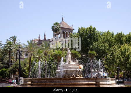 Brunnen auf dem Platz Puerta de Jerez, mit dem Luxus Hotel Alfonso XIII für die Expo 1929, Sevilla, Andalusien, Spanien gebaut Stockfoto