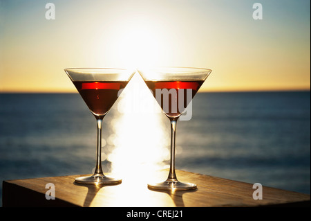 Martinis auf Tisch im freien Stockfoto