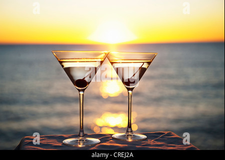 Martinis auf Tisch im freien Stockfoto
