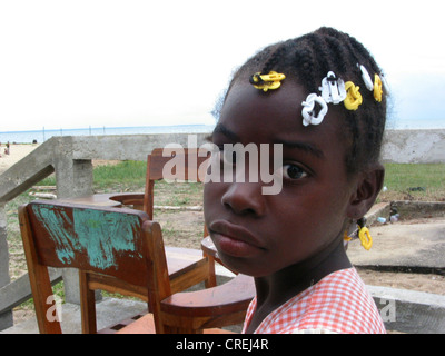 Young Garifuna, ein Nachkomme der schwarzen Sklaven in Schuluniform, Belize, Stann Creek District Stockfoto