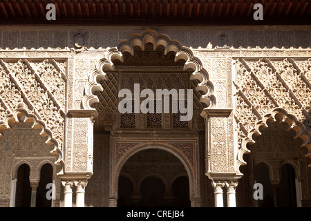 Maurischen Ornamenten auf dem Patio de Las Huasaco in des maurischen Königs Palast von Real Alcazar, UNESCO-Weltkulturerbe Stockfoto