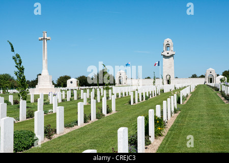 Blick auf den Turm, Kreuz der Opfer & Friedhof von der WW1 Australian National Memorial bei Villers-Bretonneux, Somme, Frankreich Stockfoto