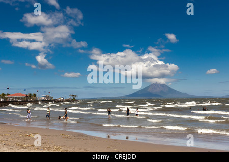 Menschen zu Fuß auf der flachen Ufer des Lago de Nicaragua mit der vulkanischen Insel Ometepe und Stratovulkan Volcán Stockfoto