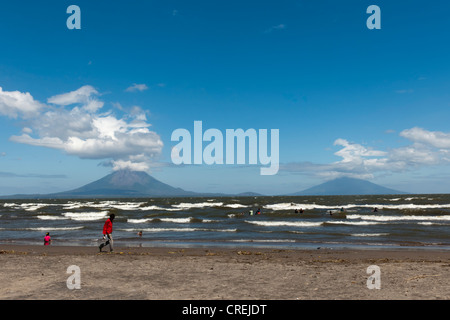 Flache Ufer des Lago de Nicaragua mit der vulkanischen Insel Ometepe und Stratovulkane Volcán Concepción, links Stockfoto