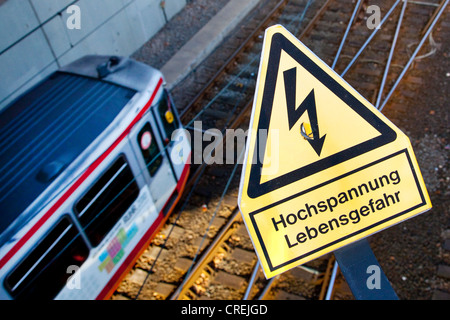 Schilder, Schriftzug "Hochspannung Lebensgefahr", Deutsch für "Hochspannung Lebensgefahr", auf einer Eisenbahnlinie von der s-Bahn Stockfoto