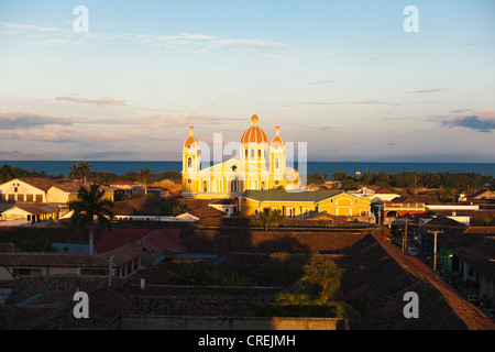 Blick vom Turm der Kirche Iglesia De La Merced über die Dächer auf die Kathedrale vor Nicaragua-See Stockfoto