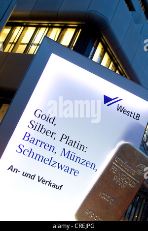 Werbetafel, Werbung Kauf und Verkauf von Gold, Silber, Platin, Bars, Münzen und schmelzbare Elemente vor der Stockfoto