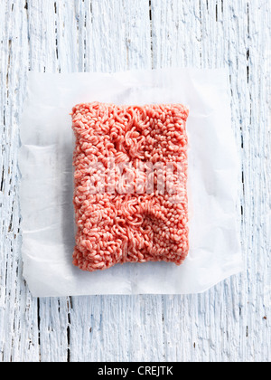 Nahaufnahme von Mett in Metzger-Papier Stockfoto