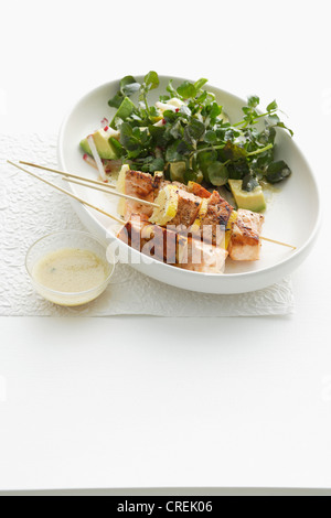 Teller mit Lachs Spieße und Salat Stockfoto