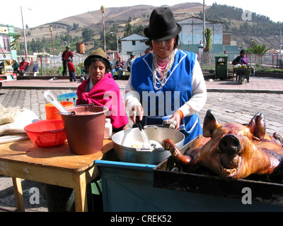 Kichwa Frau verkauft Schweinefleisch in Guamote, Anden, Chimborazo, Guamote, Ecuador Stockfoto