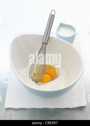 In Schüssel mit Eiern und Mehl verquirlen Stockfoto