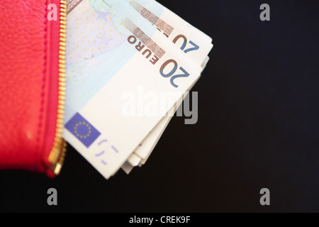 Euro-Banknoten in rosa Handtasche einer Frau Stockfoto