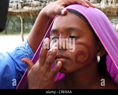 Indische Wayuu-Frau in traditioneller Kleidung und mit Kinderschminken auf der Halbinsel Guajira, Kolumbien, La Guajira Stockfoto