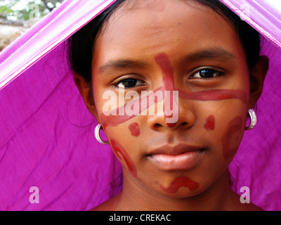 Indische Wayuu-Frau in traditioneller Kleidung und mit Kinderschminken auf der Halbinsel Guajira, Kolumbien, La Guajira Stockfoto