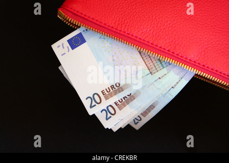 Euro-Banknoten in rosa Handtasche einer Frau Stockfoto