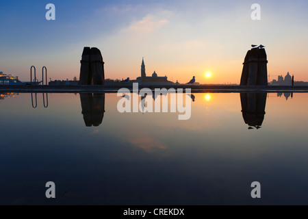 November Überschwemmungen oder Aqua Alta, Blick von der überfluteten Riva Degli Schiavoni über den Canale di San Marco Kanal auf die Chiesa di Stockfoto