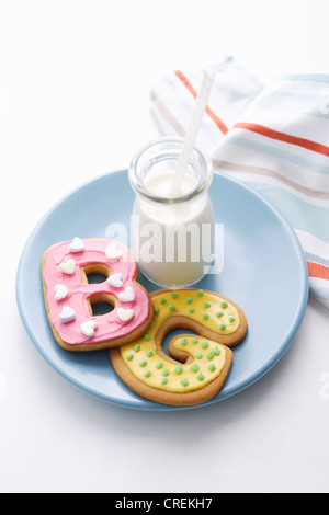 Cookies in Buchstabenformen dekoriert Stockfoto