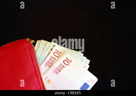 Euro-Banknoten in rosa Handtasche einer Frau Stockfoto