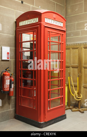 Alten K6 Gusseisen rote Telefonzelle entworfen von Sir Giles Gilbert Scott in Liverpool Anglican Cathedral. Merseyside, England, Vereinigtes Königreich Stockfoto