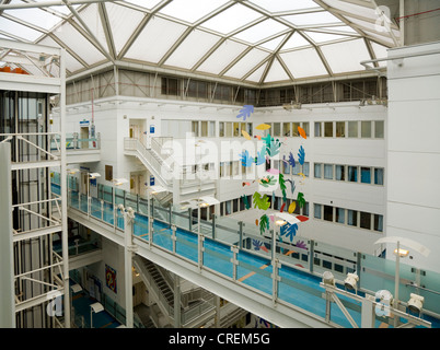 Atrium und Korridor im Chelsea und Westminster Krankenhaus. London UK. Stockfoto