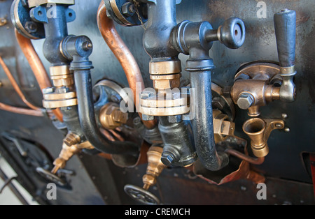 Messing-Armaturen trainieren der alten Dampfmaschine Stockfoto