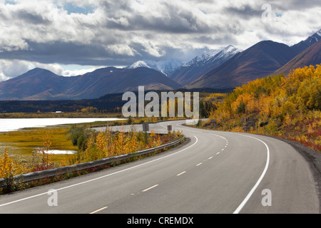 Indian Summer, Herbst entlang Dezadeash Lake, verlässt Haines Road in Richtung Haines Pass, Alaska, in Herbstfarben, St. Elias Stockfoto