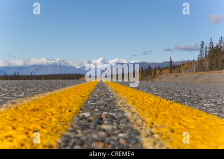 Alaska Highway in Richtung Haines Junction, St. Elias Gebirge, Kluane Bereich hinter Kluane Nationalpark und Reserve Stockfoto