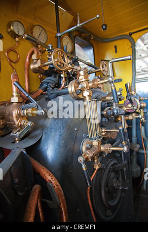 Dampf-angetriebene Zugmaschine Kessel Druckregelungen Stockfoto