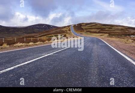 Eine Bergstraße hinauf ins Glenshee Skigebiet in den schottischen Highlands Stockfoto