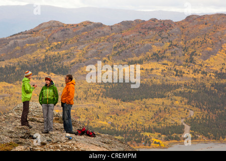 Gruppe von Wanderern, Sub alpine Tundra, Indian Summer, Blätter in Herbstfarben, Herbst, in der Nähe von Fish Lake, Yukon Territorium, Kanada Stockfoto