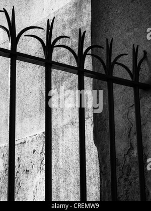 England, London, Hyde Park Corner. Detail-Aufnahme von Metallgeländer gegen Steinsäule am Hyde Park Corner in London. Stockfoto