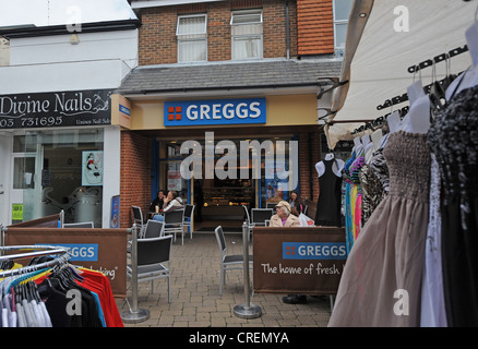 Greggs Bäcker und außen Café Sitzgelegenheiten in Littlehampton Stadt Zentrum West Sussex UK Stockfoto