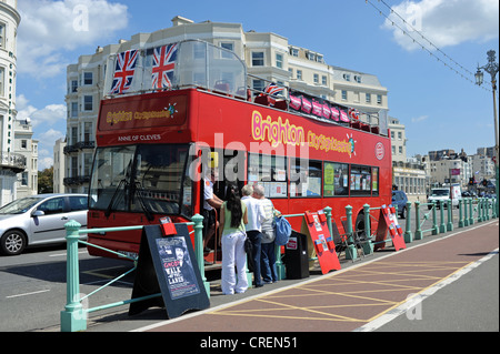 Menschen über an Bord der Brighton CitySightseeing bus Tour beginnt an der Küste UK Stockfoto