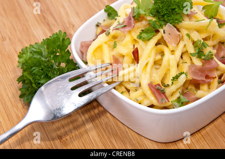 Portion Käse Spätzle mit Besteck (Makro-Ansicht) Stockfoto