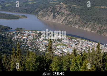 Blick auf Dawson City, Yukon und Klondike Flüsse von Midnight Dome, Yukon Territorium, Kanada Stockfoto