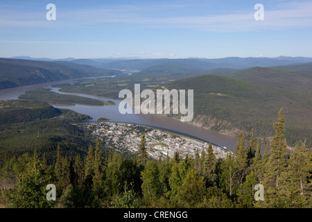 Blick auf Dawson City, Yukon und Klondike Flüsse von Midnight Dome, Yukon Territorium, Kanada Stockfoto