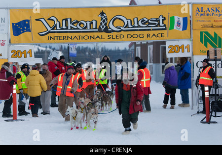 Freiwillige Helfer Hundegespann, Schlittenhunde, Alaskan Huskies, an den Start des Yukon Quest 300 Sled Dog Race 2011, Whitehorse Stockfoto