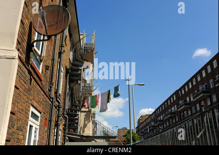 Sky-TV-Gerichte an den Wänden der Wohnblöcke der stadtverwaltung von Brighton UK Stockfoto