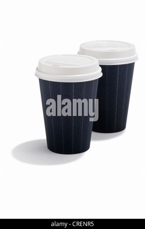 Zwei Getränke zum Mitnehmen-Tassen mit einem Grau Nadelstreifen Muster Stockfoto