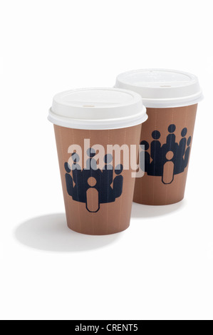 Zwei Getränke zum Mitnehmen-Tassen mit einem Symbol, die Menschen bei einem Treffen Stockfoto