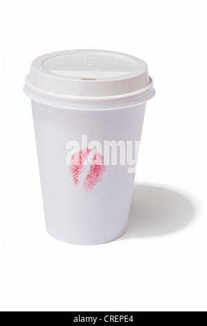 Eine Getränk zum Mitnehmen-Tasse mit einem Lippenstift Kuss auf der Seite drucken Stockfoto