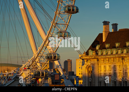 England, Greater London, London Borough of Lambeth. Das London Eye (auch bekannt als Millennium Wheel), die höchste Ferris whee Stockfoto