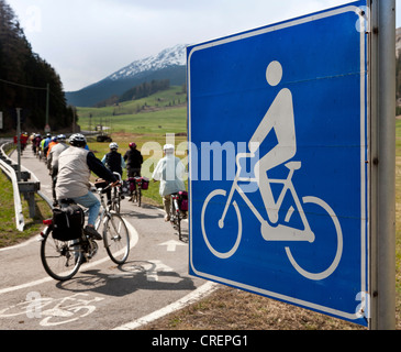 Radweg und Schild nahe Reschenpass, Südtirol, Italien, Europa Stockfoto